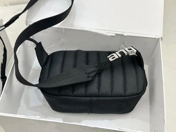 2023 new fashion 7a quality shoulder bag nylon bag adjustable shoulder strap stripe metal letter women's classic design luxury bag
2023 new fashion 7a quality shoulder bag nylon bag adjustable shoulder strap stripe metal letter women's classic design luxury bag