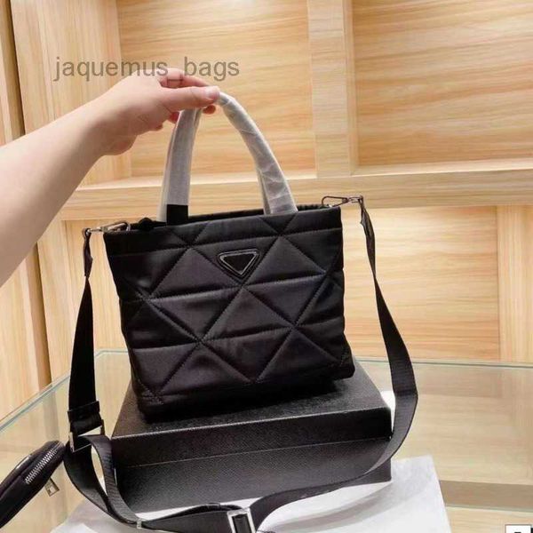 the row women nylon shoulder bag triangular splicing totebag pa designer messengerbag fashion diamond check handbag lady crossbody purse
the row women nylon shoulder bag triangular splicing totebag pa designer messengerbag fashion diamond check handbag lady crossbody purse