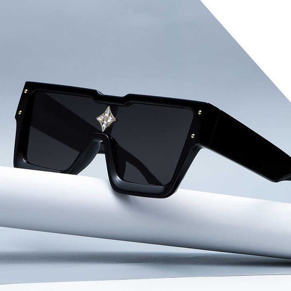 2021 new conjoined lens sunglasses strong trend large face fashion plain black frame sunglasses, White;black
2021 new conjoined lens sunglasses strong trend large face fashion plain black frame sunglasses, White;black