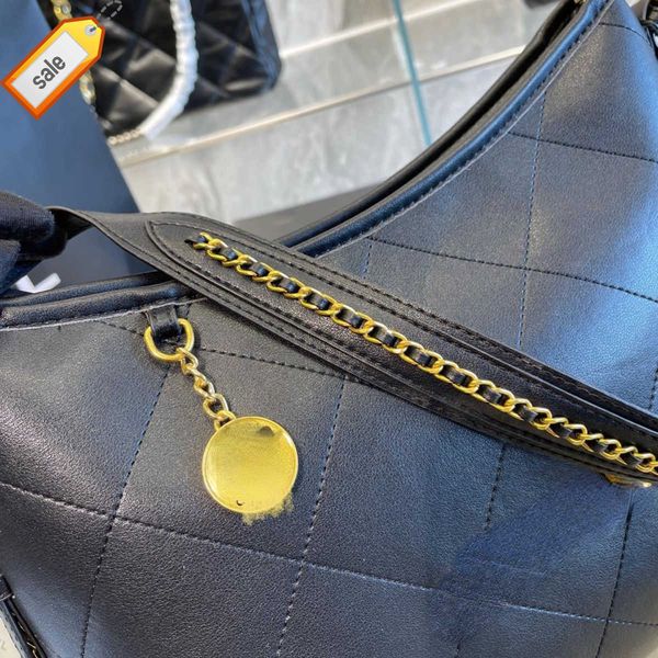 brand designers shoulder bags tote women's 2023 new fashion gold pendant wandering bag versatile portable single shoulders crossbody ba
brand designers shoulder bags tote women's 2023 new fashion gold pendant wandering bag versatile portable single shoulders crossbody ba