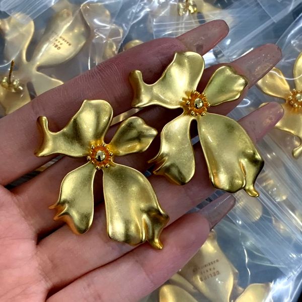 new designed triomphe arch crystal flower earrings in brass with gold shiny women ear hoops designer jewelry ce line9010, Golden;silver
new designed triomphe arch crystal flower earrings in brass with gold shiny women ear hoops designer jewelry ce line9010, Golden;silver