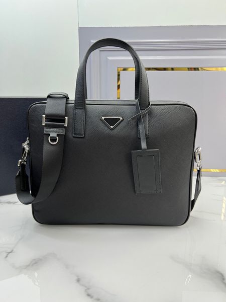 2ve368 new men's briefcase high-end custom quality handbag with cross-grain cowhide functional interior compartment this design is extr
2ve368 new men's briefcase high-end custom quality handbag with cross-grain cowhide functional interior compartment this design is extr
