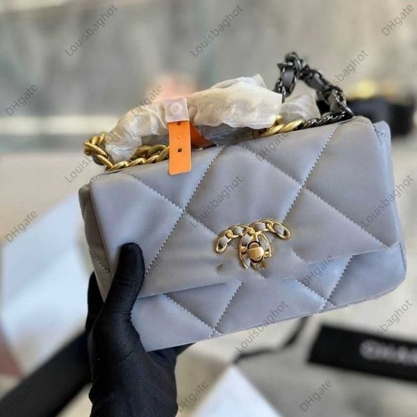 fragrant clouds big rhombic three color chain sheepskin crossbody bag one shoulder handbag women's bag ouyang nana same fashion
fragrant clouds big rhombic three color chain sheepskin crossbody bag one shoulder handbag women's bag ouyang nana same fashion