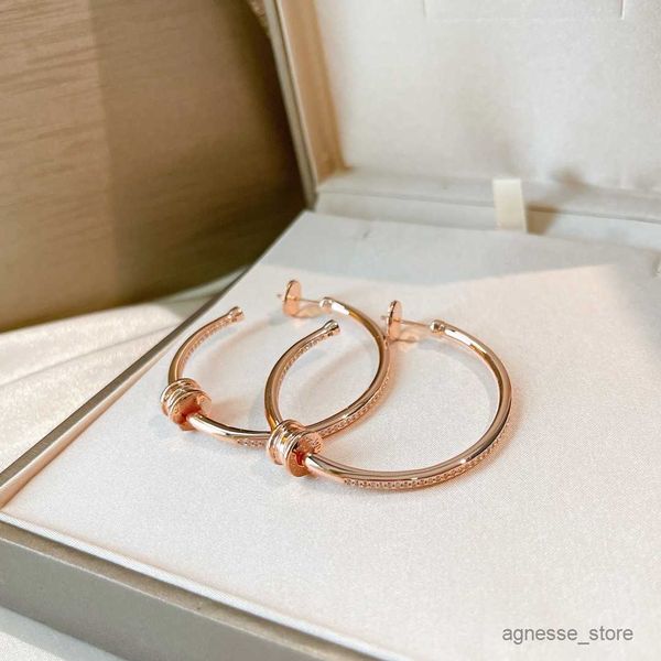 stud luxury designer hoop earrings gold round spring charm big circle loop earrings for women jewelry gift wedding engagement with r230619, Golden;silver
stud luxury designer hoop earrings gold round spring charm big circle loop earrings for women jewelry gift wedding engagement with r230619, Golden;silver