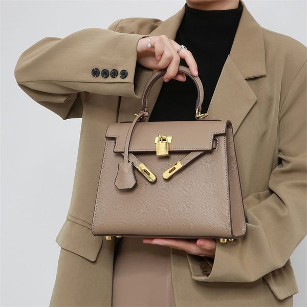 womens luxurys designers bags handbags cleo hobo purses nylon chain lady handbag crossbody shoulder wholesale totes fashion wallet bag
womens luxurys designers bags handbags cleo hobo purses nylon chain lady handbag crossbody shoulder wholesale totes fashion wallet bag