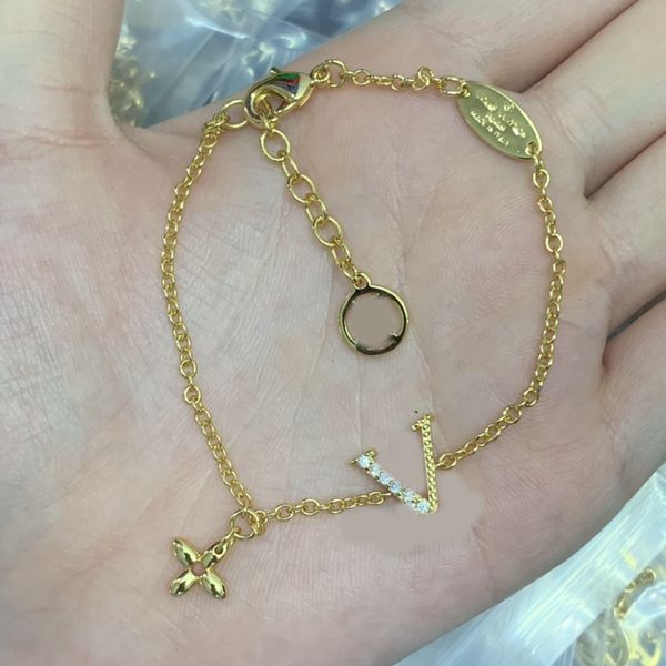 Classic Star Clover Charm Bracelets Fashion Designer 18K Gold Silver Link Chain Bangle Bracelet for Women Necklaces Elegant Jewelry Gift
Classic Star Clover Charm Bracelets Fashion Designer 18K Gold Silver Link Chain Bangle Bracelet for Women Necklaces Elegant Jewelry Gift