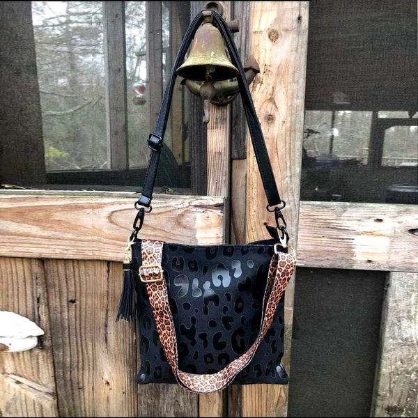 black and bright leopard pattern messenger bag cow pattern sunflower zipper vertical canvas women's shoulder bag student bag
black and bright leopard pattern messenger bag cow pattern sunflower zipper vertical canvas women's shoulder bag student bag