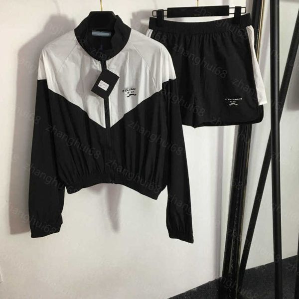 23ss womens designer clothing casual suit women shorts sets letter stand collar long sleeve zipper color matching coat casual wide leg short, White
23ss womens designer clothing casual suit women shorts sets letter stand collar long sleeve zipper color matching coat casual wide leg short, White