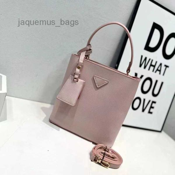 the row high version tote bag luxury women bags pa designer triangle stitching shoulder crossbody bucket handbag lady purse
the row high version tote bag luxury women bags pa designer triangle stitching shoulder crossbody bucket handbag lady purse