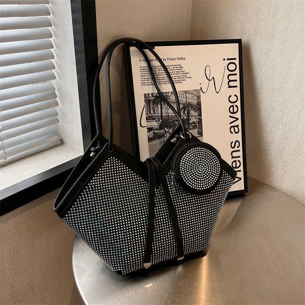 new simple diamond women's bag with large capacity fashionable and premium summer shoulder bag handheld tote bag
new simple diamond women's bag with large capacity fashionable and premium summer shoulder bag handheld tote bag