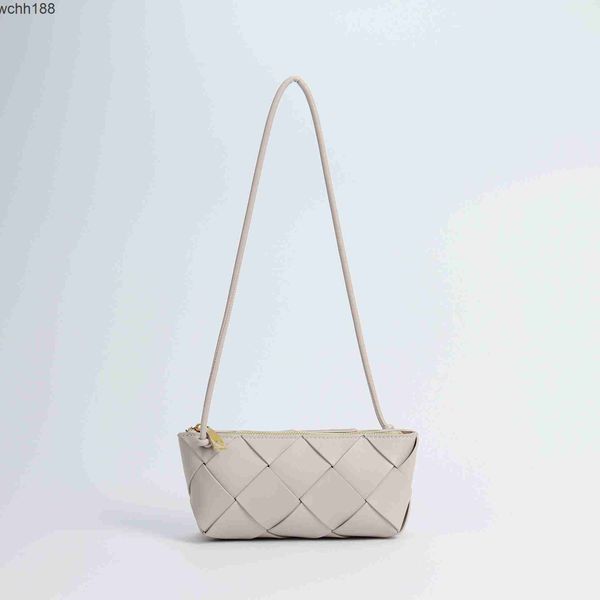simple girl with designer leather bag quality 2023 versatile bottegas women's bags high venetas woven small size one shoulder oblique s
simple girl with designer leather bag quality 2023 versatile bottegas women's bags high venetas woven small size one shoulder oblique s
