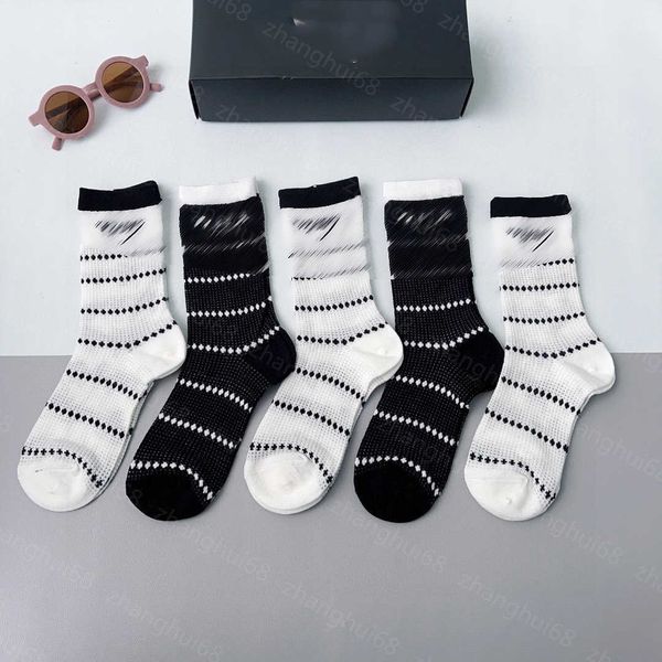 23ss designer women socks stocking 5 pairs in box color matching striped letter logo print hollow stockings pure cotton sweat-absorbent comf, Black;white
23ss designer women socks stocking 5 pairs in box color matching striped letter logo print hollow stockings pure cotton sweat-absorbent comf, Black;white