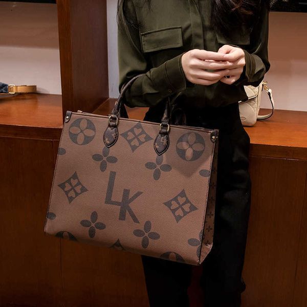 luxury large capacity handbags designer women's bag letter print classic tote bag hight quality portable shoulder bags
luxury large capacity handbags designer women's bag letter print classic tote bag hight quality portable shoulder bags
