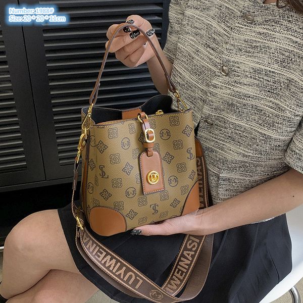 Factory wholesale ladies shoulder bags 3 colors elegant atmosphere contrast leather bucket bag classic Joker letters fashion handbag three-layer retro backpack, Coffee-1988#
Factory wholesale ladies shoulder bags 3 colors elegant atmosphere contrast leather bucket bag classic Joker letters fashion handbag three-layer retro backpack, Coffee-1988#