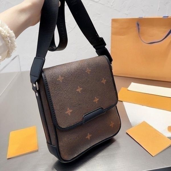 luxury men's shoulder bag designer handbag fashion crossbody bag classic flower bag premium double button messenger bag small square ba
luxury men's shoulder bag designer handbag fashion crossbody bag classic flower bag premium double button messenger bag small square ba