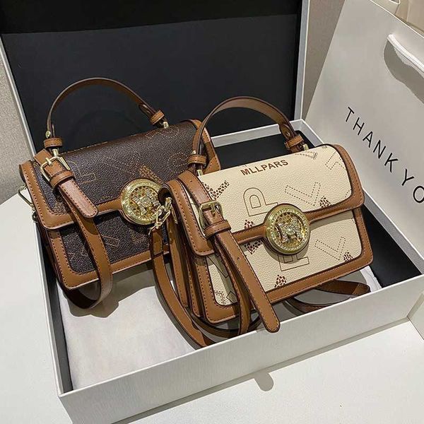 fashionable and exquisite letter handbag new simple texture shoulder bag fashionable small square bag
fashionable and exquisite letter handbag new simple texture shoulder bag fashionable small square bag