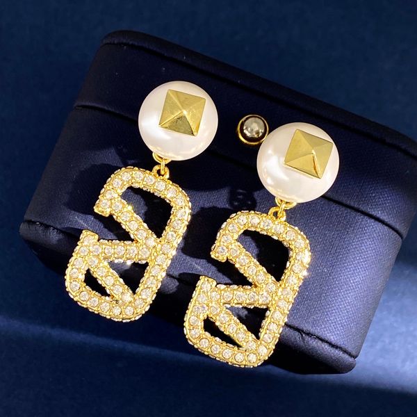 letter v metal logo earrings stud earing women v earring luxury designer pearl women jewelry orecchini 6634, Golden
letter v metal logo earrings stud earing women v earring luxury designer pearl women jewelry orecchini 6634, Golden