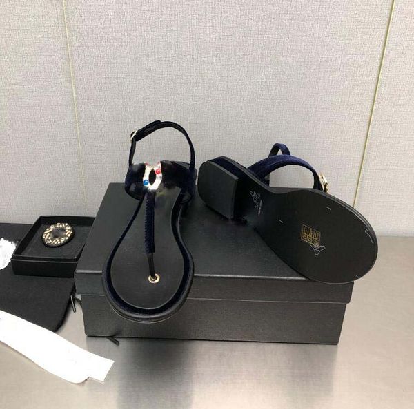 luxury designer sandal slippers classic beach flat sandals luxury summer lady leather flip flops men women size 35-41, Black
luxury designer sandal slippers classic beach flat sandals luxury summer lady leather flip flops men women size 35-41, Black