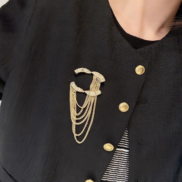 2023 luxury women designer brand brooches 18k gold plated crystal rhinestone jewelry leather brooch marry wedding party accessories, Gray
2023 luxury women designer brand brooches 18k gold plated crystal rhinestone jewelry leather brooch marry wedding party accessories, Gray