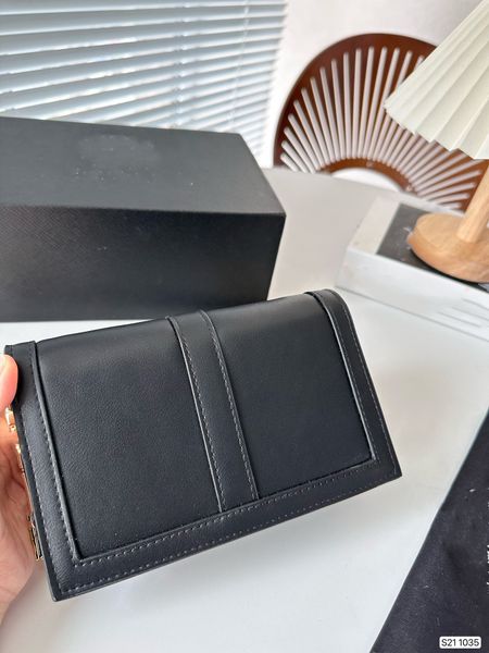 elegant and high-end texture lock flip chain women's bag simple retro single shoulder diagonal cross women's bag small solid color
elegant and high-end texture lock flip chain women's bag simple retro single shoulder diagonal cross women's bag small solid color