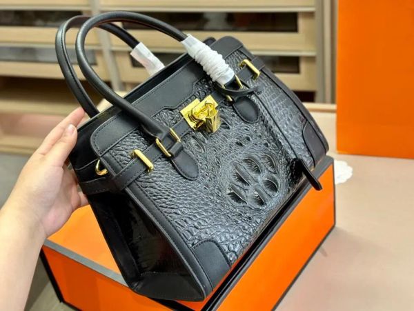 2023 new fashion totes purse women shoulder bags cowhide genuine leather handbag scarf charm removable straps locks ladies satchel cross bod
2023 new fashion totes purse women shoulder bags cowhide genuine leather handbag scarf charm removable straps locks ladies satchel cross bod