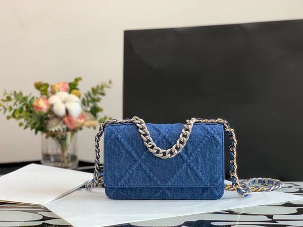 9a the new denim bag for women with matte silver stitching chains is being launched again this season, featuring new colors of gold and silv
9a the new denim bag for women with matte silver stitching chains is being launched again this season, featuring new colors of gold and silv