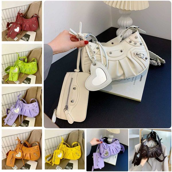 le luxury brand cagole leather small shoulder bag underarm bag folded crescent single for womens riveted locomotive bag
le luxury brand cagole leather small shoulder bag underarm bag folded crescent single for womens riveted locomotive bag