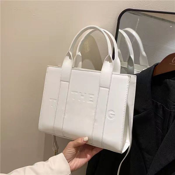 classic style fashion designer bags shoulder bags lady totes fashion shoulder bag crossbody bag man and woman
classic style fashion designer bags shoulder bags lady totes fashion shoulder bag crossbody bag man and woman