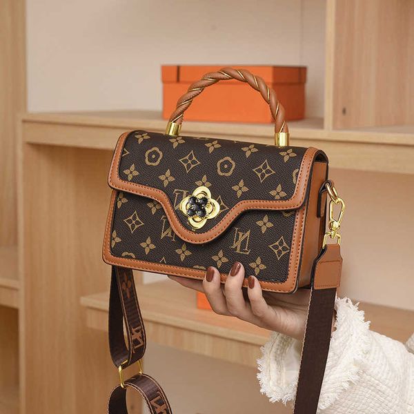 new fashion versatile one shoulder oblique cross network red same style spring and autumn handheld bag women's bag
new fashion versatile one shoulder oblique cross network red same style spring and autumn handheld bag women's bag