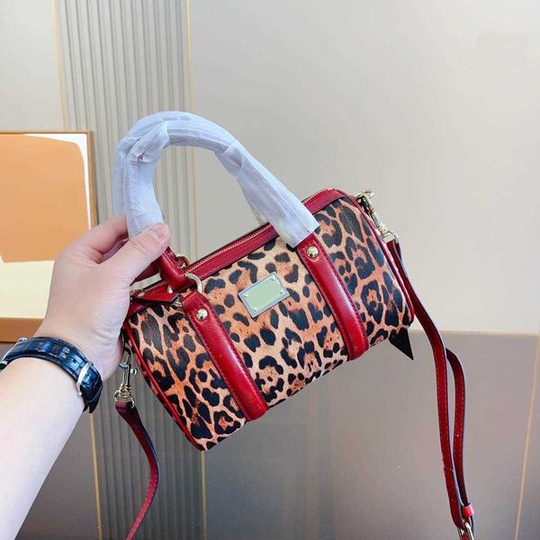 new product leopard print shoulder bag women designer bag d letter luxurys handbags designers crossbody bags fashion trend purse 230314
new product leopard print shoulder bag women designer bag d letter luxurys handbags designers crossbody bags fashion trend purse 230314