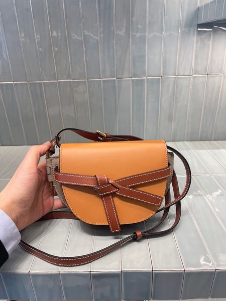 5a 2023 luxury shoulder bags designer women fashion saddle bag messenger bag four colors wholesale price 24cm
5a 2023 luxury shoulder bags designer women fashion saddle bag messenger bag four colors wholesale price 24cm