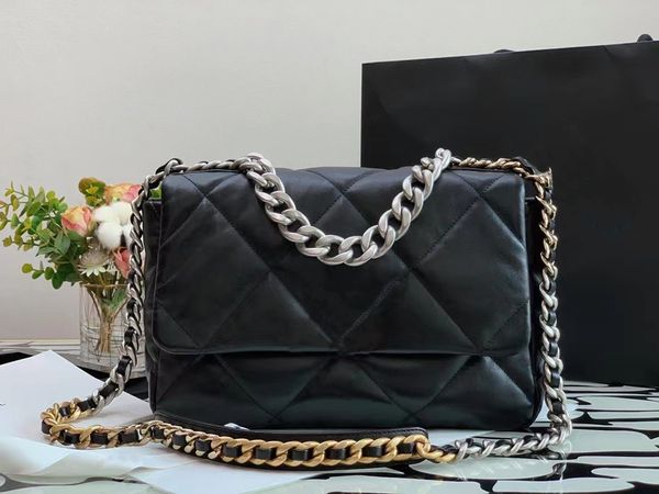 women's classic style+popular style with a long chain that can be carried and carried is made of contrasting goat leather
women's classic style+popular style with a long chain that can be carried and carried is made of contrasting goat leather