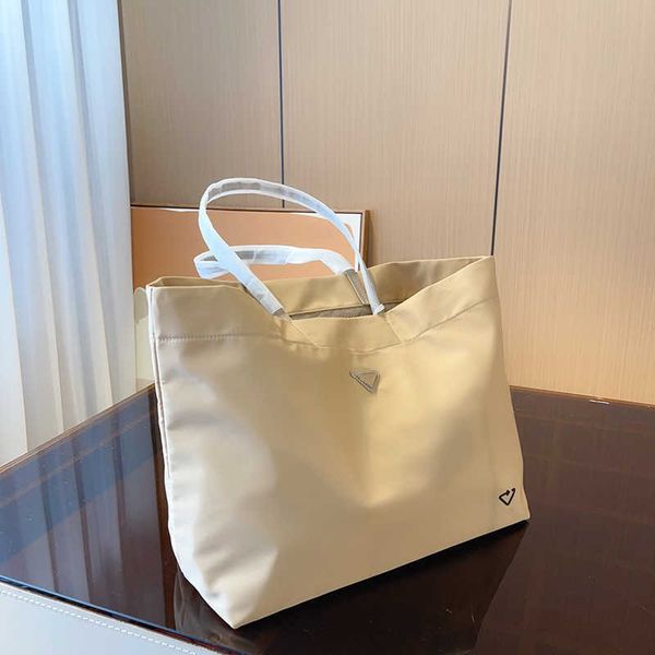 nylon tote bag designer bag large duffle bags women simple solid color black purse mens handbag fashion lady work bags 230621
nylon tote bag designer bag large duffle bags women simple solid color black purse mens handbag fashion lady work bags 230621