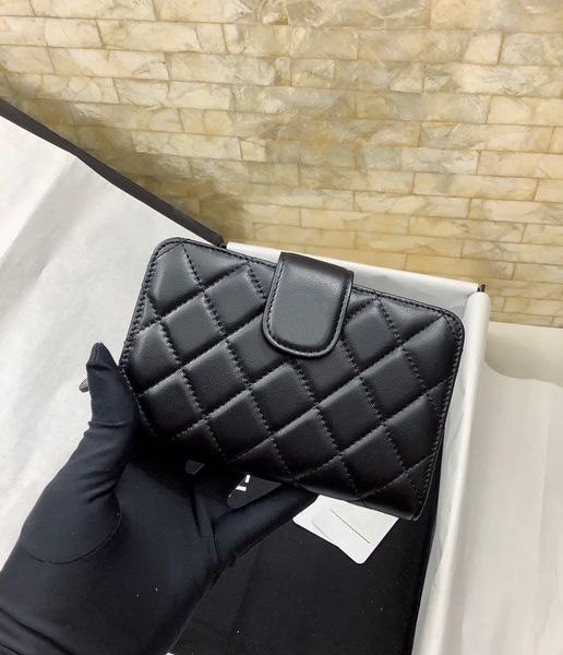 48667 classic women's purse high-end custom quality sheepskin purse very delicate latch exquisite workmanship built-in card compartment, Red;black
48667 classic women's purse high-end custom quality sheepskin purse very delicate latch exquisite workmanship built-in card compartment, Red;black