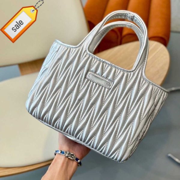 women's brand designer handbags shoulder bags crossbody bag tote 2023 new miu fashion pleated tote bags portable multifunctional gift b
women's brand designer handbags shoulder bags crossbody bag tote 2023 new miu fashion pleated tote bags portable multifunctional gift b
