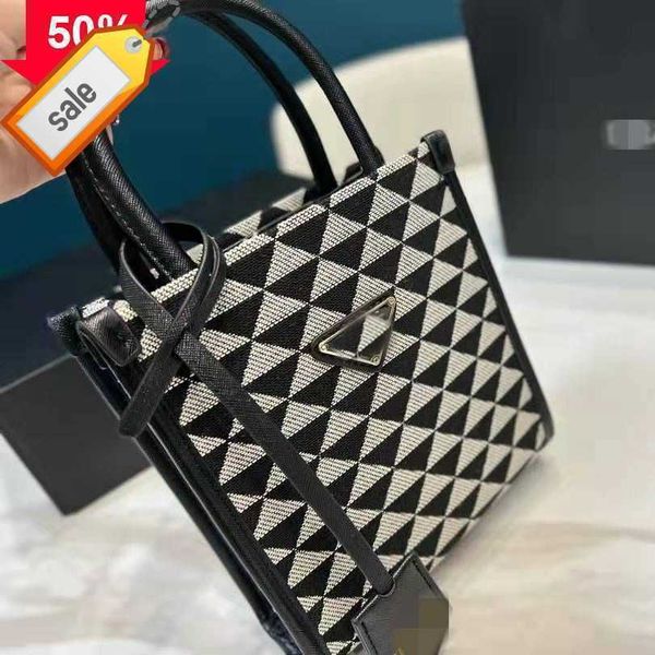 brand designer handbag shoulder bag crossbody bags tote 23 new tote bag triangle pattern printing temperament popular casual mobile phone ba
brand designer handbag shoulder bag crossbody bags tote 23 new tote bag triangle pattern printing temperament popular casual mobile phone ba