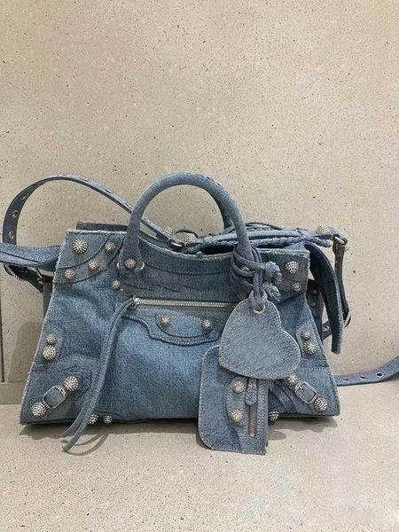 net red same casual diamond studded rivet cowboy portable locomotive bag diagonal cross bag new in spring and summer of 2022 230621
net red same casual diamond studded rivet cowboy portable locomotive bag diagonal cross bag new in spring and summer of 2022 230621