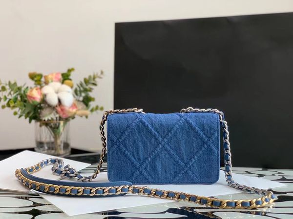 23c denim bag, new early spring model, latest matte silver splicing chain bag, has never lost its popularity
23c denim bag, new early spring model, latest matte silver splicing chain bag, has never lost its popularity