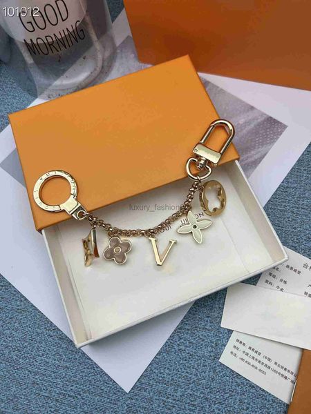 2023 new european and american long chain pink flower key ring belt original box, Silver
2023 new european and american long chain pink flower key ring belt original box, Silver