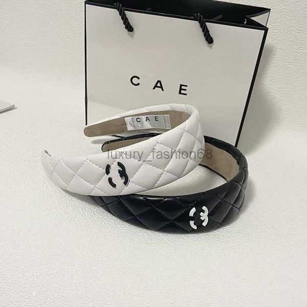 korean new fashion style hair hoop classic design womens love hair clip black and white headwear premium gift accessories
korean new fashion style hair hoop classic design womens love hair clip black and white headwear premium gift accessories
