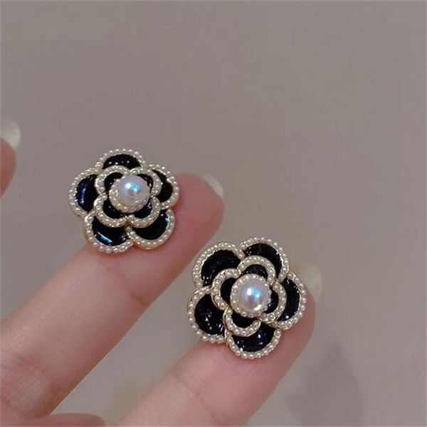 elegant sweet pearl black camellia flower stud earrings for woman girls korean celebrity accessories student party jewelry gifts gc2183, Golden;silver
elegant sweet pearl black camellia flower stud earrings for woman girls korean celebrity accessories student party jewelry gifts gc2183, Golden;silver