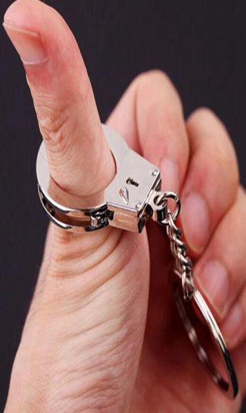 mini thumb key holder simulation handcuffs model key ring for men gift funny car accessories metal keychain punk hip hop bijoux6736452, Slivery;golden 
mini thumb key holder simulation handcuffs model key ring for men gift funny car accessories metal keychain punk hip hop bijoux6736452, Slivery;golden