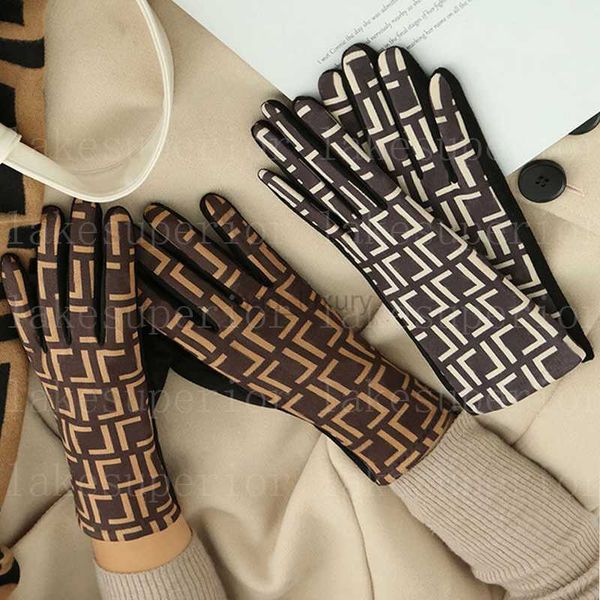 women fashion letter five fingers gloves 2 colors soft warm letters glove gift for love girlfriend high quality, Blue;gray
women fashion letter five fingers gloves 2 colors soft warm letters glove gift for love girlfriend high quality, Blue;gray