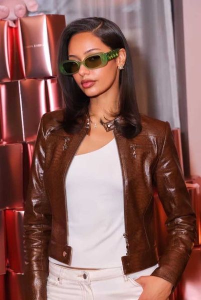 square acrylic studded with diamonds modern street p ins sunglasses female 98032, White;black
square acrylic studded with diamonds modern street p ins sunglasses female 98032, White;black
