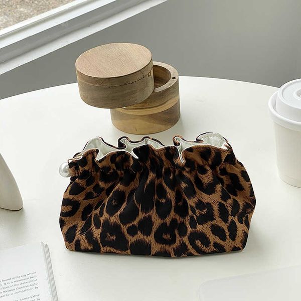 portable advanced makeup bag leopard print makeup bag storage bag dinner bag women's handheld bag
portable advanced makeup bag leopard print makeup bag storage bag dinner bag women's handheld bag