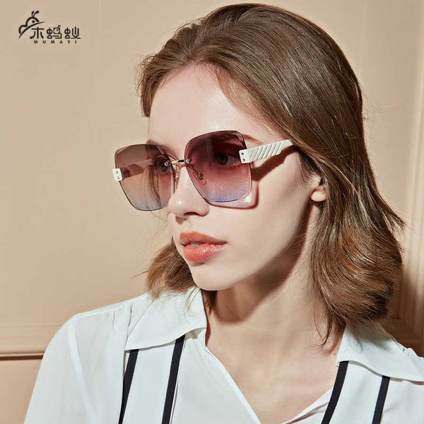 2022 fashionable cut edge quality korean women's plain face sun shading personalized anti uv hd driving sunglasses, White;black
2022 fashionable cut edge quality korean women's plain face sun shading personalized anti uv hd driving sunglasses, White;black