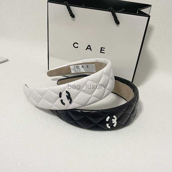 korean new fashion style hair hoop classic design womens love hair clip black and white headwear premium gift accessories
korean new fashion style hair hoop classic design womens love hair clip black and white headwear premium gift accessories