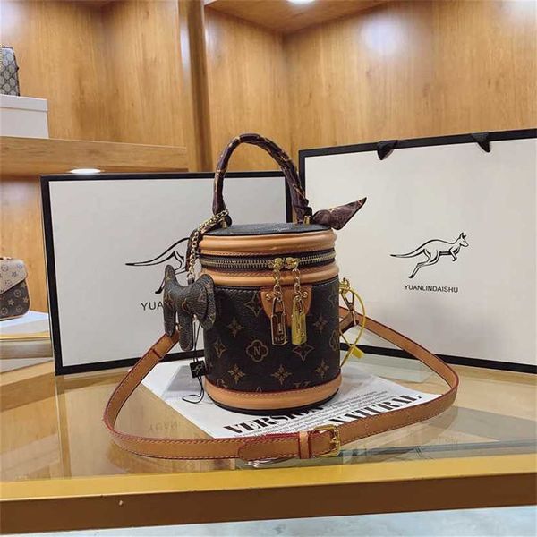designer bag 2023 handbag silk scarf cylinder new simple texture women's handbag versatile one shoulder crossbody
designer bag 2023 handbag silk scarf cylinder new simple texture women's handbag versatile one shoulder crossbody