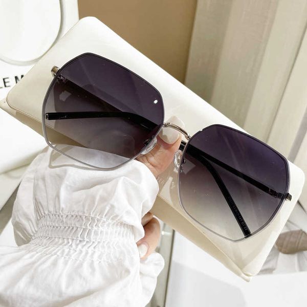 new nylon lens gradual change flashing sunglasses for women advanced sunscreen sunshade metal sunglasses, White;black
new nylon lens gradual change flashing sunglasses for women advanced sunscreen sunshade metal sunglasses, White;black