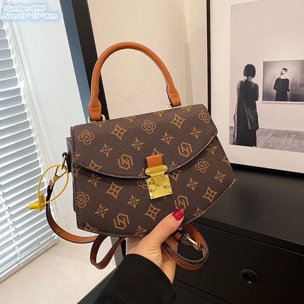 Factory wholesale ladies shoulder bag 3 colors flip old vintage handbag elegant color matching leather backpack gold square buckle fashion purse, Coffee-899#
Factory wholesale ladies shoulder bag 3 colors flip old vintage handbag elegant color matching leather backpack gold square buckle fashion purse, Coffee-899#